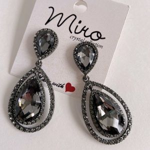 ⭐️ LAST CHANCE SALE! ⭐️ Beautiful Mira Pave Earrings Dangle Black Gray
